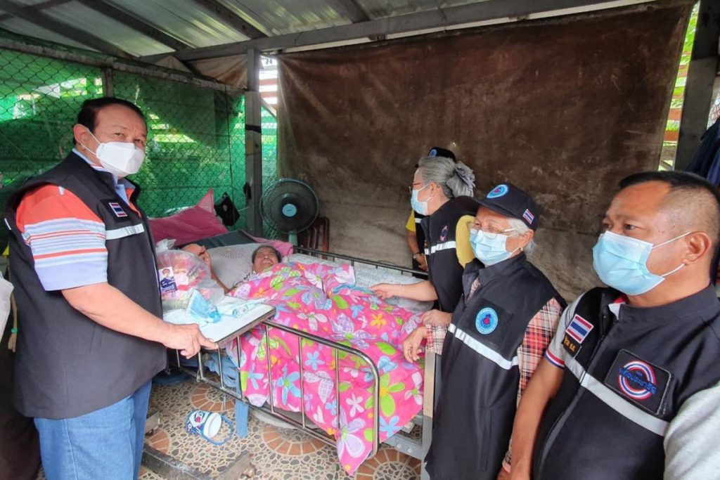 “ส.ส.เกษม” ลงพื้นที่ 6 ชุมชน มอบถุงยังชีพเติมกำลังใจผู้ป่วยติดเตียง